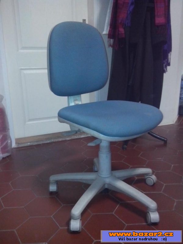2 starší kancelářské židle