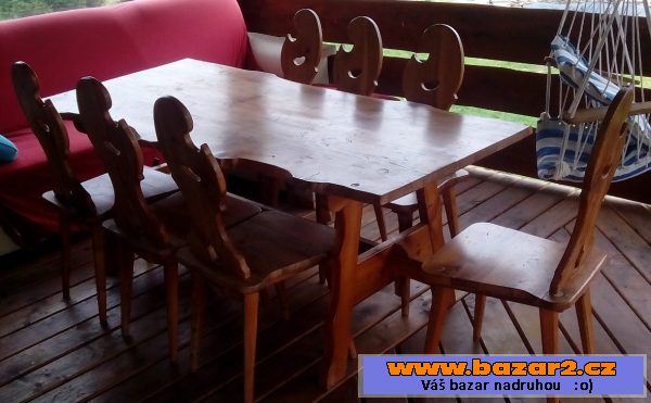 Vyřezávaný stůl a židle z masívu