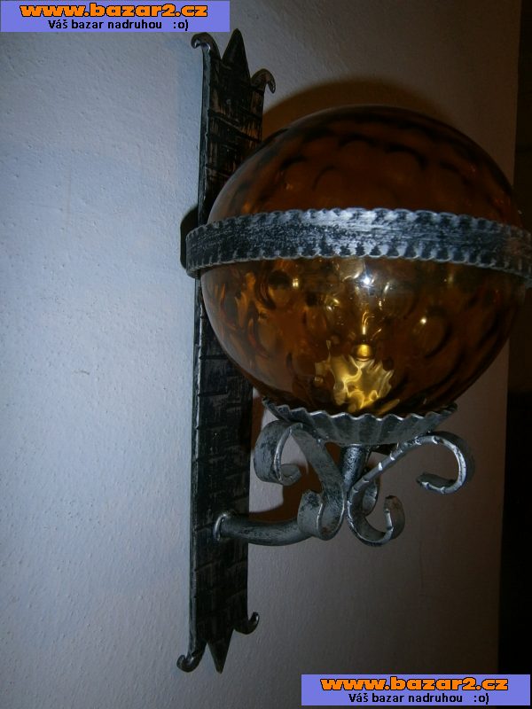 lampa stylová v rustikálním provedení, kovaná, elektrická, nástěnná (/světlo)
