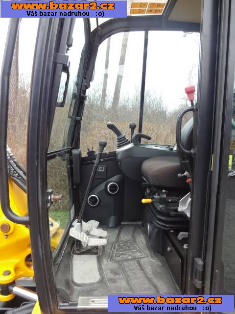 2011 JCB 8065