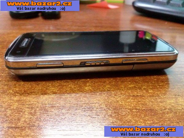 Mobilní telefon Nokia C6-01
