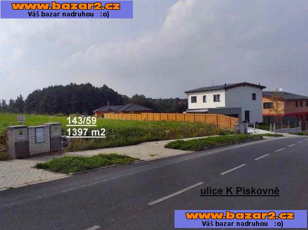 Pozemek na RD ve Strančicích, vlakové spojení s Prahou.