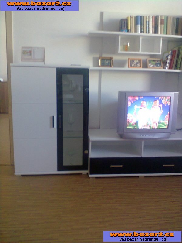 1/2 roku užívaná obývací stěna + konfer.stolek. Prodám levně dohodou.