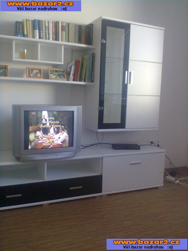 1/2 roku užívaná obývací stěna + konfer.stolek. Prodám levně dohodou.
