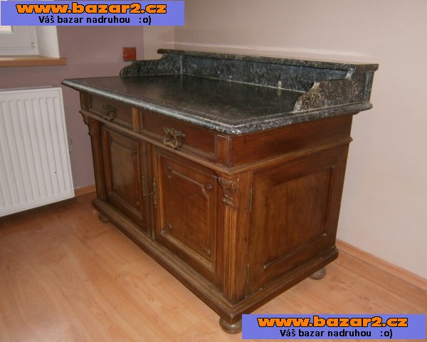 starožitná komoda z r. 1890