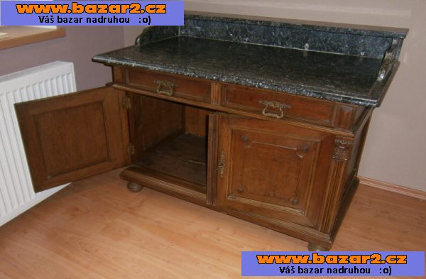 starožitná komoda z r. 1890