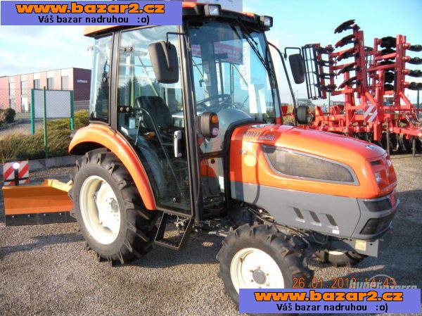 Traktor KIOTI EX 35 na uklid.