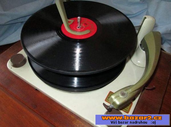 Gramofon na 10 desek; 4 rychlostní
