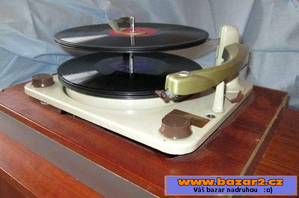 Gramofon na 10 desek; 4 rychlostní