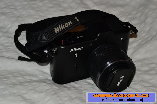 NIKON 1 V1 s obj. 10-30 VR a blesk 