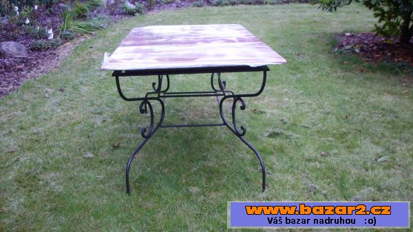 kovový stůl s dřev. desk. + 6 židlí