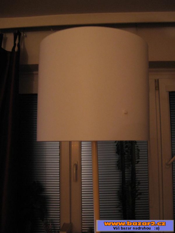 Bílá vysoká lampa - 129 Kč!