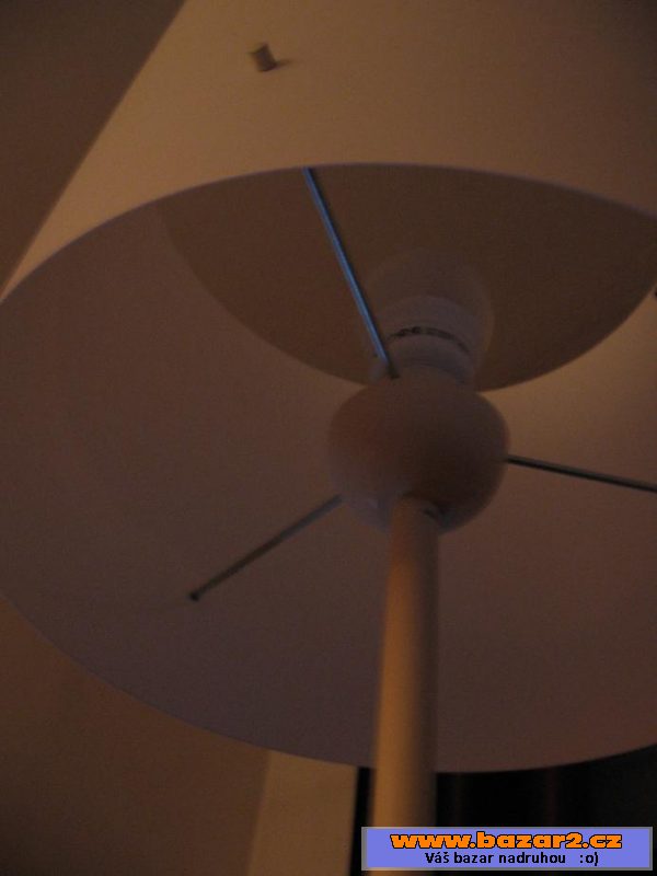 Bílá vysoká lampa - 129 Kč!