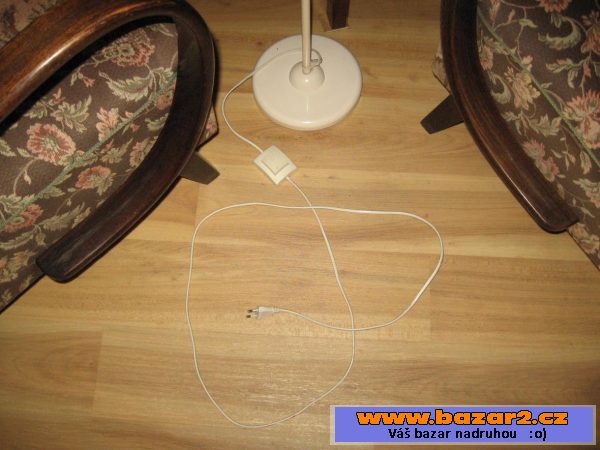 Bílá vysoká lampa - 129 Kč!