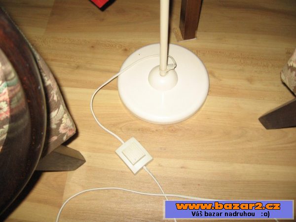 Bílá vysoká lampa - 129 Kč!