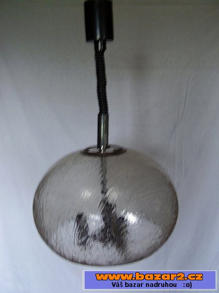 Lampa z kovu a plexiskla