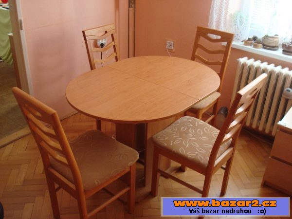 Rozkládací stůl s šesti židlemi