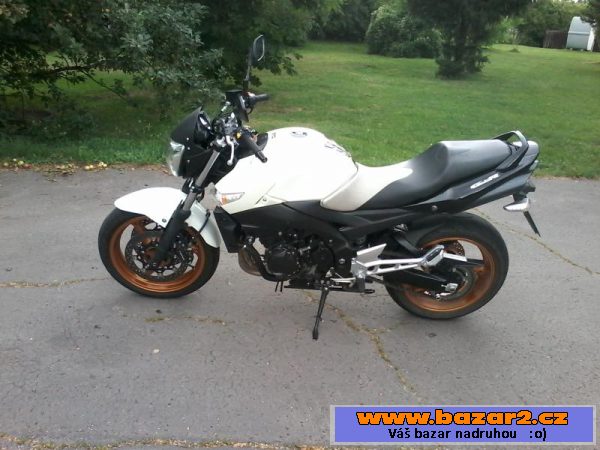 SUZUKI GSR 600