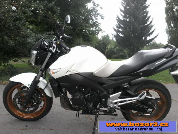 SUZUKI GSR 600