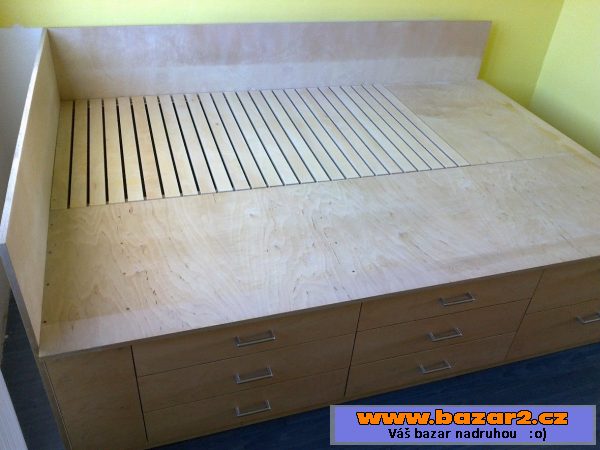 Postel pro dva s úložným prostorem