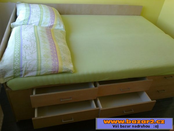 Postel pro dva s úložným prostorem