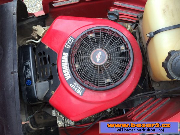 Zahradní traktor sekačka MTD 