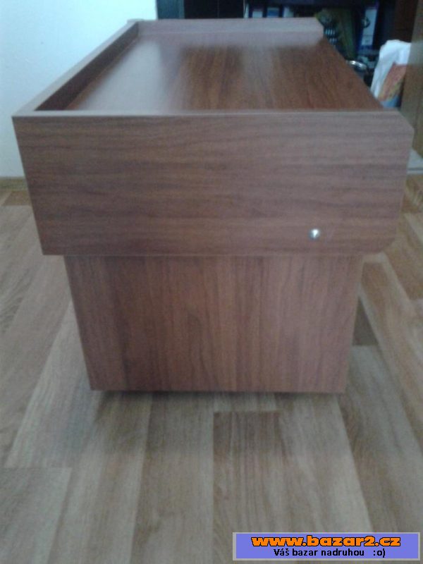 Nízký stolek pod TV či na květiny