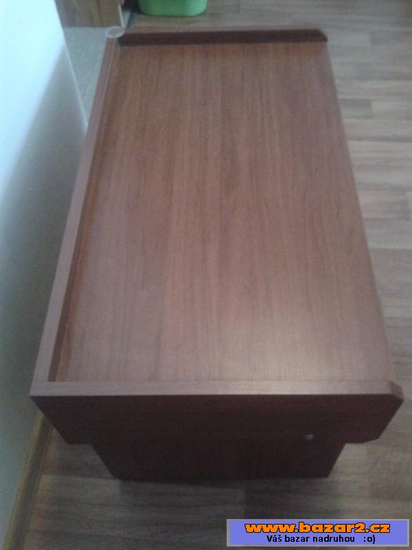Nízký stolek pod TV či na květiny