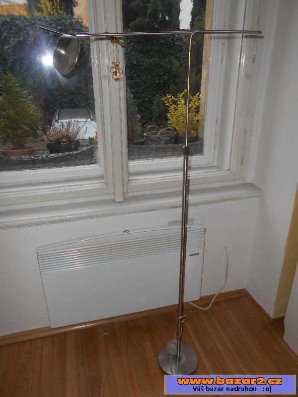 Nová moderní stojací lampa