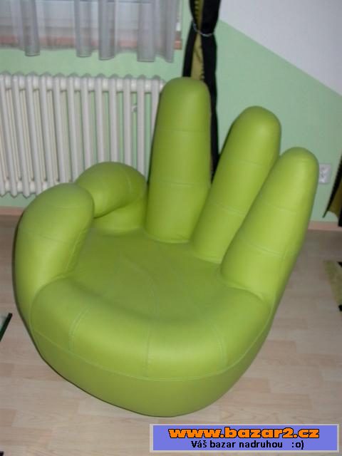 Sedačka s křeslem ve tvaru ruky