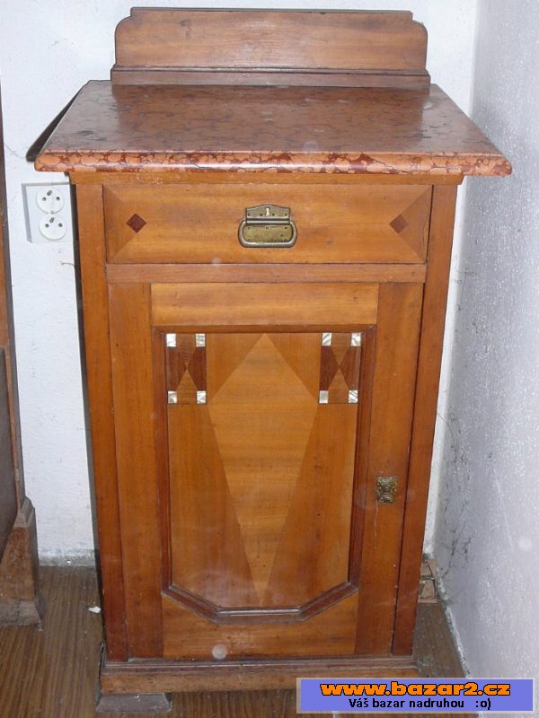 Ložnice 1920 - 1930 zdobená perletí
