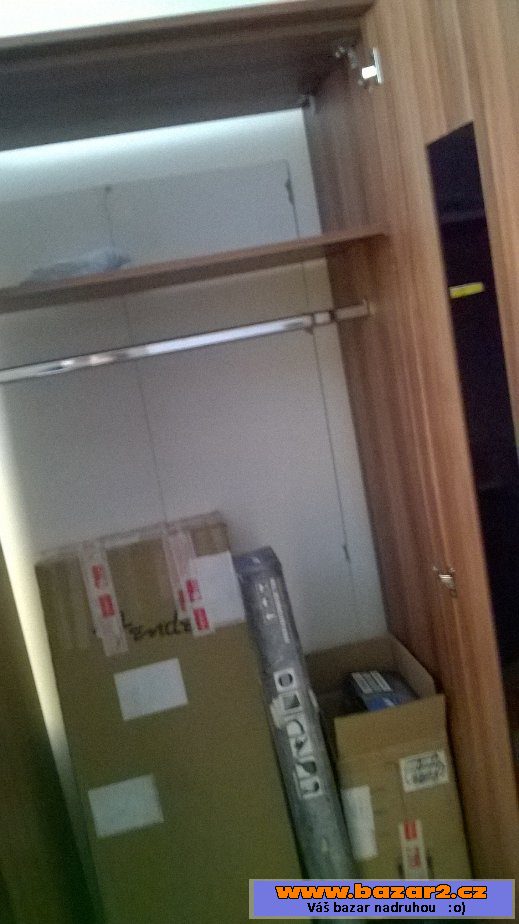 Prodám skříň se zrcadlem
