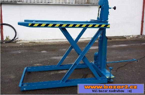 Nůžkový  hydraulický zvedák