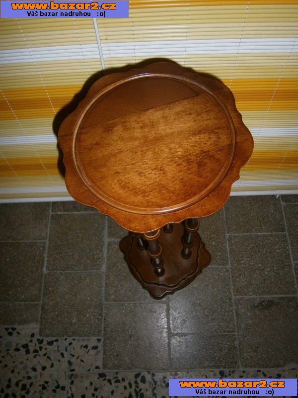 rustikální stoleček na květiny, masiv, zdobený,stylový