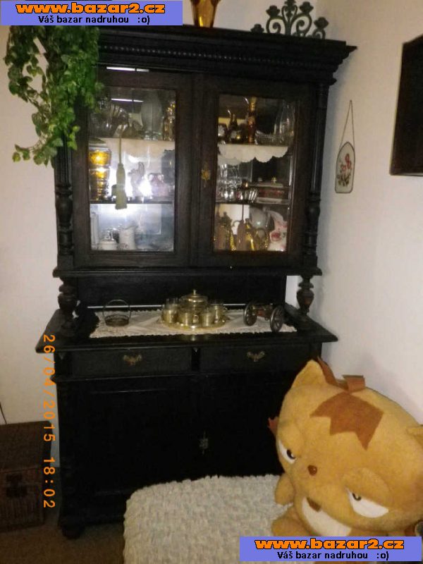 nabízím k prodeji zajímavý nábytek a doplňky