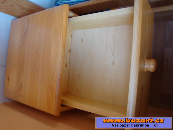 Zvýšenou dřevěnou postel