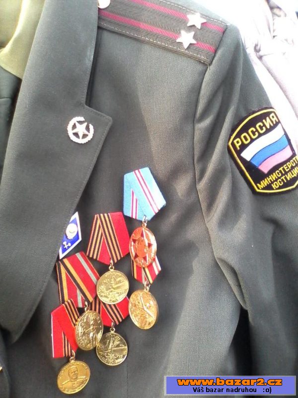   Ruskou uniformu i s  metály