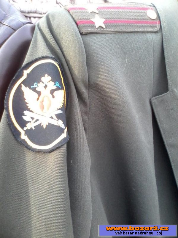   Ruskou uniformu i s  metály