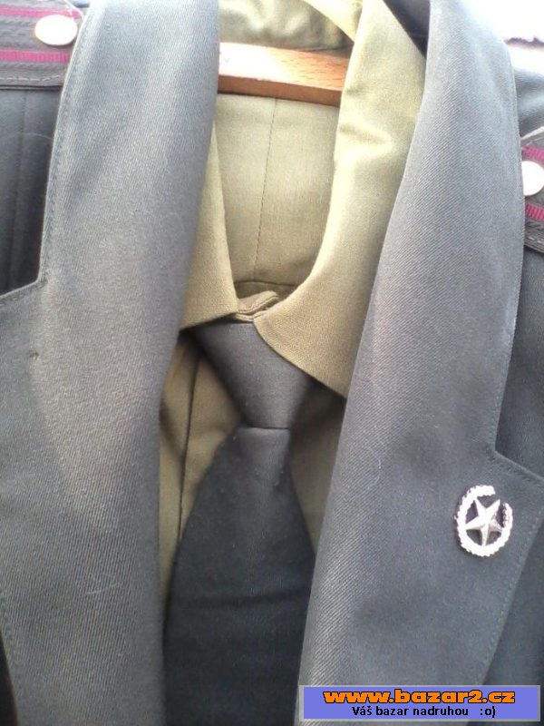   Ruskou uniformu i s  metály