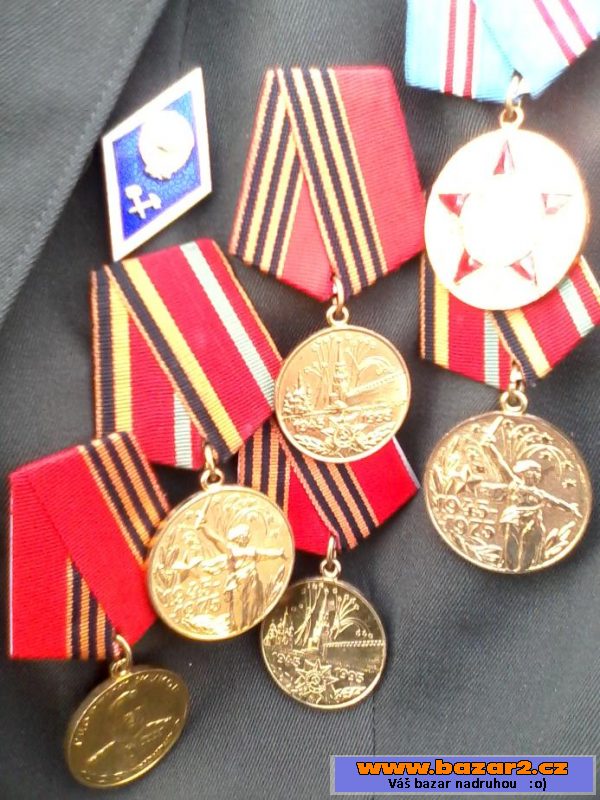   Ruskou uniformu i s  metály