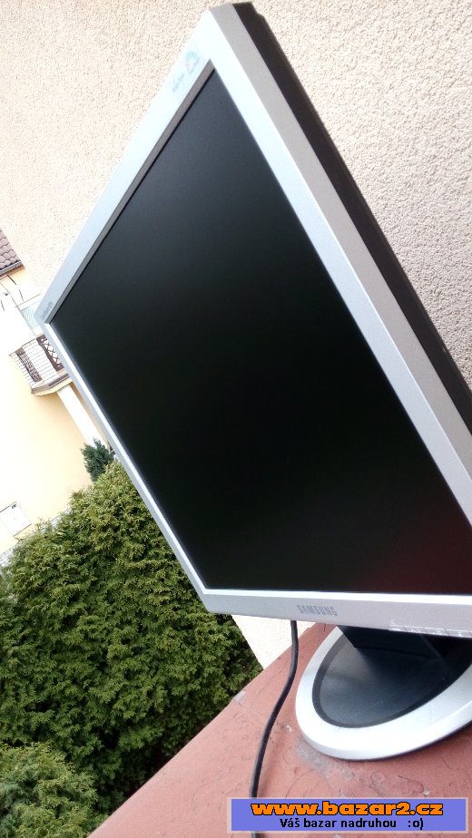 LCD  monitor Samsung 19