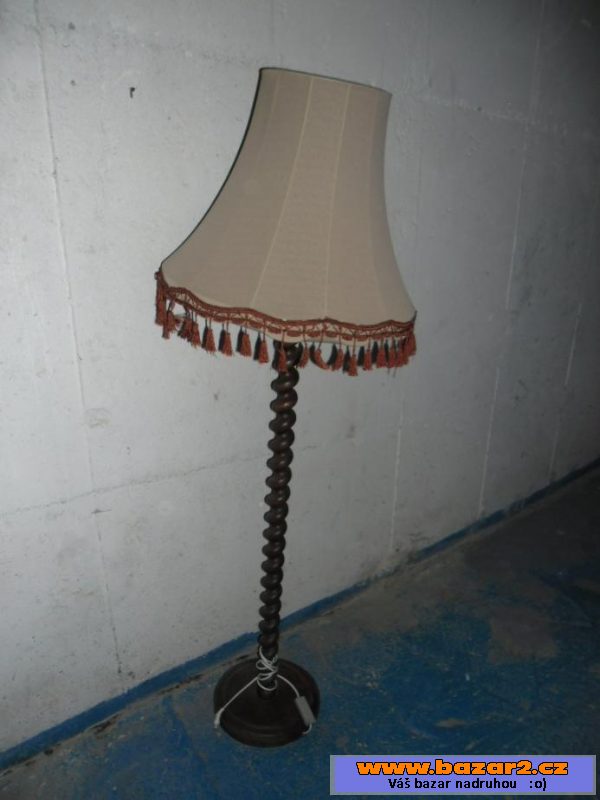 Stojací dřevěnou lampu 