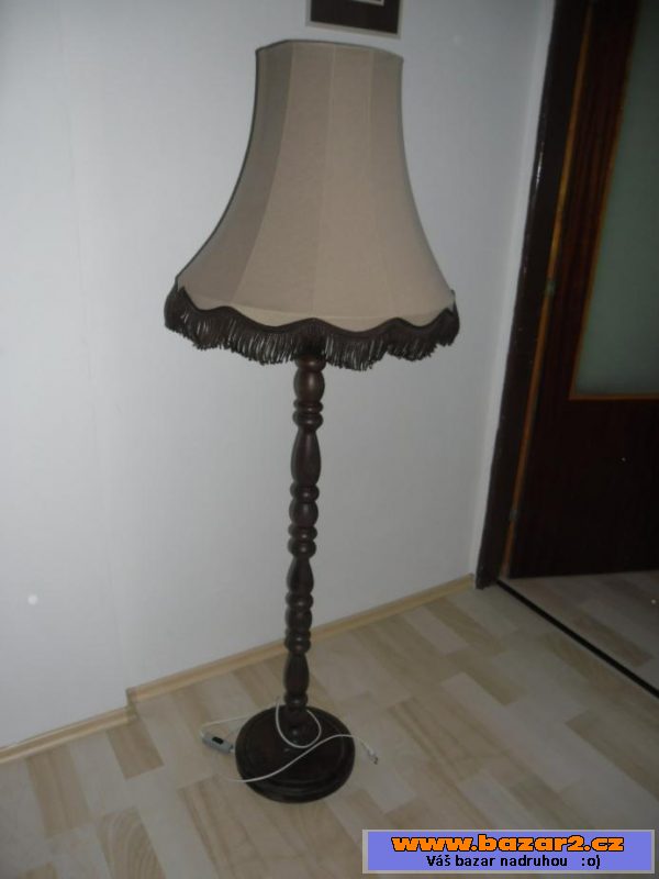 Stojací dřevěnou lampu 