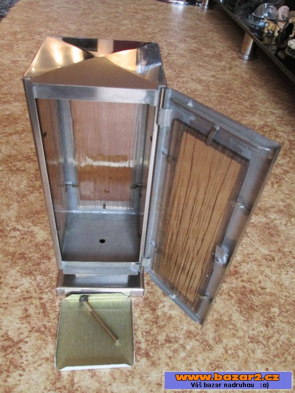 Náhrobní lampa.