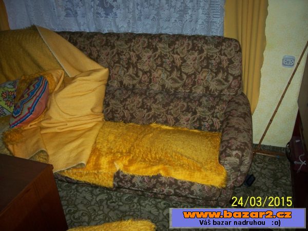 Starší nerozkládací gauč