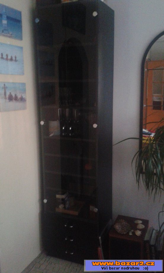 Nabízím komodu, skříň a zrcadlo 
