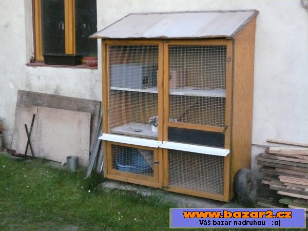 Venkovní klec po fretkách. 
