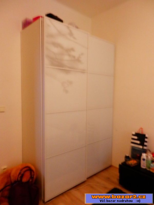 Šatní skříň s posuvnými dveřmi