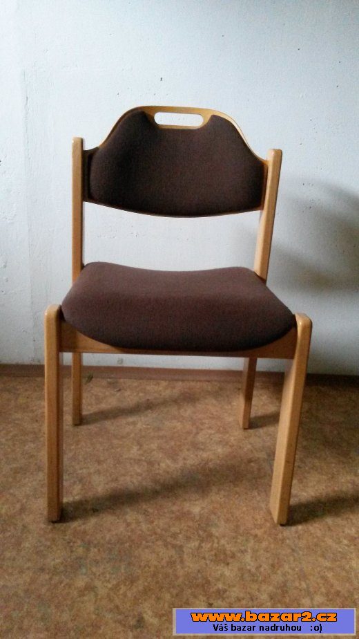 15 kusů dřevěných čalouněných židlí