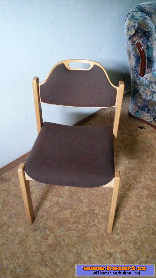 15 kusů dřevěných čalouněných židlí